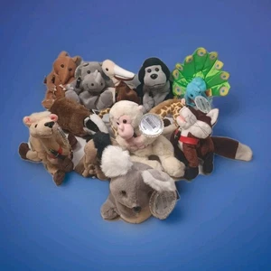 Lote de felpa bolsa de frijoles Coca-Cola International 1997-1999 (12) gorros diferentes con etiquetas - Imagen 1 de 7