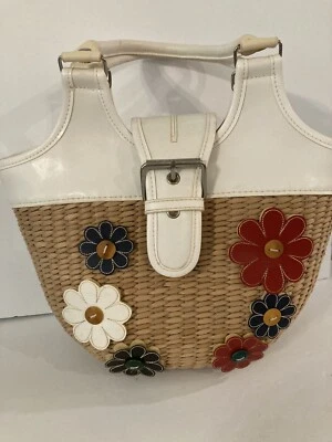 Sun and Sand Wicker Tote White Top W/Blue,Red,White Sewn in Flowers on Wicker Foto 1 de 4