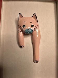 Vintage 1980s Carved Wood Pink Cat Kitten Brooch Hand Painted Large Crafted - Picture 1 of 4
