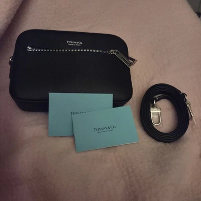 Bandolera Tiffany & Co. de cuero italiano negro. NUEVO Foto 1 de 4