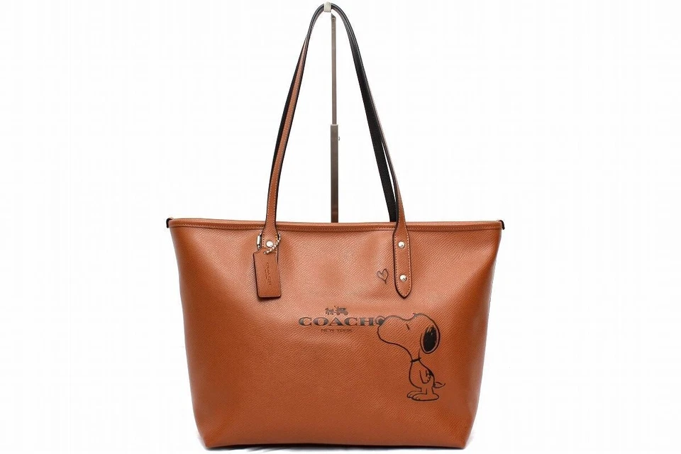 Bolsa de ombro COACH x Peanuts Snoopy couro marrom Schulz F37273 usada - Imagem 1 de 4