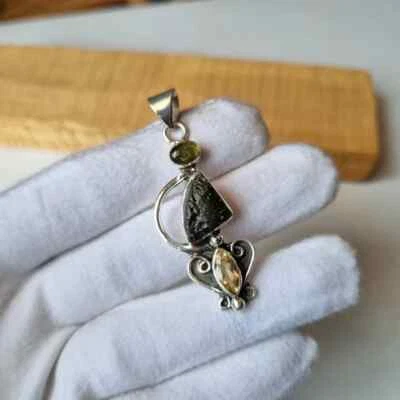 Hermoso colgante de piedras preciosas de moldavita y peridoto de plata de ley 925 hecho a mano MK* Foto 1 de 4