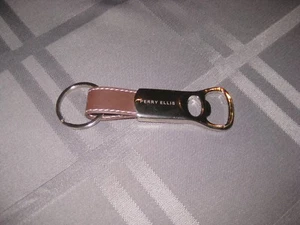 Nuevo con etiquetas Llavero Perry Ellis abrebotellas metal plateado y cuero tostado - Imagen 1 de 5