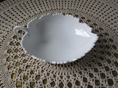 Fürstenberg Konfektschale kleines Schälchen in Blattform Weiß -Relief-Blattdekor - Bild 1 von 4