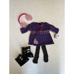 Completo maglione viola ragazza americana per una giornata fredda con stivali, paraorecchie tazza caffè - Foto 1 di 10