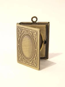 Vintage Bronze Tone Miniature Locket Necklace - Photo Frame Pendant 21x19mm - Picture 1 of 4