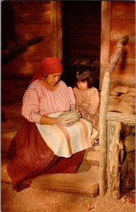 Postkarte Cherokee Indianerin macht Keramik Cherokee NC Chrom unbesendet - Bild 1 von 2