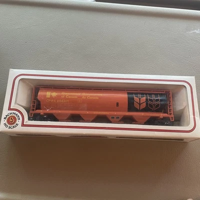 BACHMANN HO SCALE Government of Canada  55' GRAIN 4 BAY COVERED HOPPER - Image 1 of 4