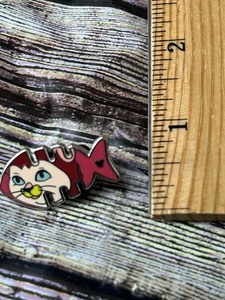 Prendedor de hueso de pez rosa Mickey Dinah el gato oculto de los parques de Disney comercio - Imagen 1 de 3