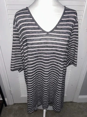 Camiseta túnica tórrida súper suave tejida cuello en V manga corta gris 3X felpa a rayas Foto 1 de 4