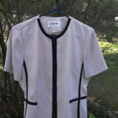 Elegante top beige con ribete negro Foto 1 de 2