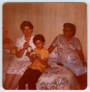Vintage Photo FBoy Posing With His 2 Grandmas 1980's DST10 - Picture 1 of 1