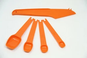 Vintage Set of 4 Tupperware Measuring Spoons & Cheese Knife Orange 1267 & 1223 - Picture 1 of 5