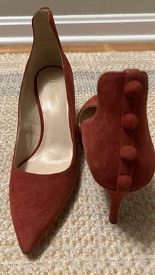 Nine West gamuza arándano rojo tacones botón acento 3” Foto 1 de 4