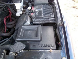 Caja de almacenamiento Silverado Sierra y SUV P/N 15740047 1996-98 1 bajo capó 15737693 - Imagen 1 de 4