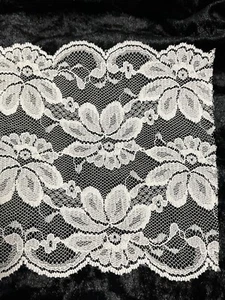 3 2/3 Yards Hellcreme 5 1/4" Breite Spitzenborte - Bild 1 von 3