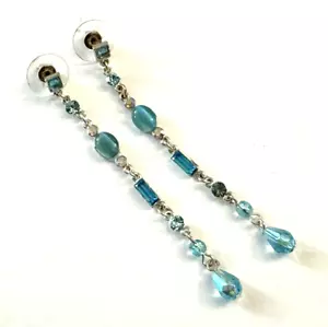 Orecchini lunghi traforati con perline strass blu tono argento bigiotteria moda - Foto 1 di 8