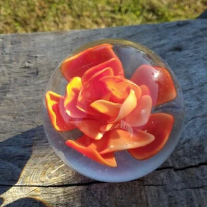Pisapapeles de vidrio con flor de rosa prensada naranja - Imagen 1 de 11