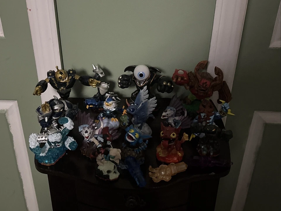 Skylanders Lot  Of 27 Game Figures - Image 1 of 1