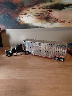 1/32nd New Ray Kenworth W900 Pot Belly Livestock trailer - Image 1 of 4