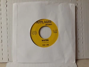 Vicki Lynn "Waiting/Plastic Heart" 45 on Applause Records". Record No. 1101A. - Imagen 1 de 6