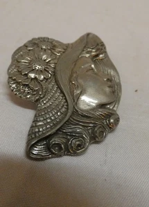 1987 Seagull Pewter Lady w/ Daisy in her Hat   Brooch  Canada - Picture 1 of 3