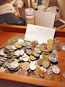 World bulk coins/ tokens lot no silver/ no reserves #2 - Picture 1 of 3