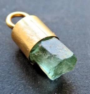 18 CTS GOLD PENDANT WITH ROUGH EMERALD HEXAGONAL CRYSTAL - Picture 1 of 7