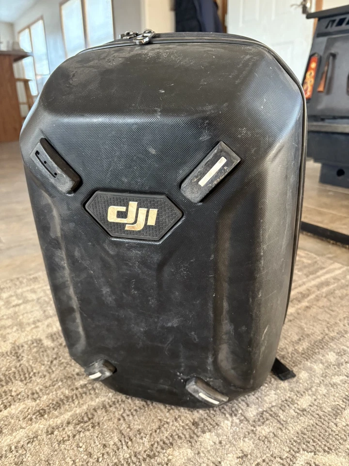 Drone DJI Phantom 3 com controle remoto, mochila rígida e acessórios  - Imagem 1 de 4