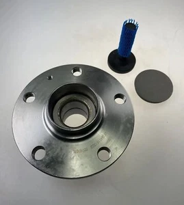 VW Golf Plus 1.2TSI 3/11 wheel hub rear incl. accessories KIT1326 - Picture 1 of 7