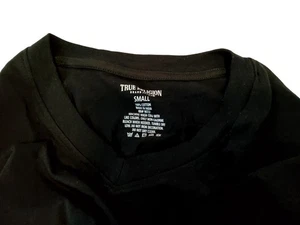 True Religion schwarzes T-Shirt mit V-Ausschnitt und goldenem Logo-Akzent Small 100 % Baumwolle - Bild 1 von 6