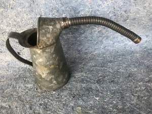 Galvinisierte ÖLDOSE AUSGIESSER 1 QUART 8" FLEXIBEL Ausgießer geprägt Schriftzug gebraucht - Bild 1 von 6