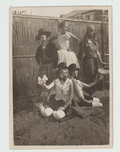 Vestidos inusuales para niñas vestidas como chicos - Imagen 1 de 2