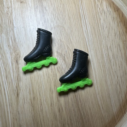 VINTAGE 1990's MATTEL BARBIE BLACK SKATES ROLLER BLADES PLASTIC GREEN