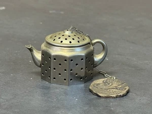 Antik 1933 Knobby Kraft Miniatur Teekanne Sieb Teeei & Anhänger Weltausstellung - Bild 1 von 6