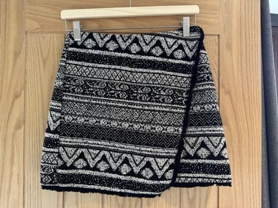 H&M black/white patterned winter mini skirt Size 8 - Image 1 of 4