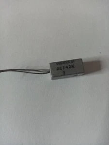 AC142K Transistor Germanium GE-PNP 32V 1.2A 0.86W TO-X04 case new old stock NOS - Imagen 1 de 1