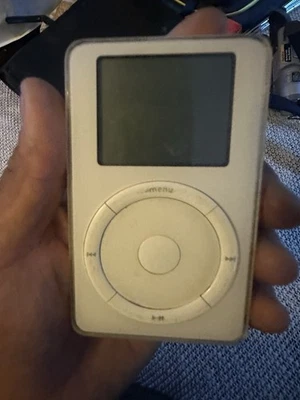 Apple iPod Classic: 2nd Generation- 10GB White (A1019) *Untested* - Image 1 of 3