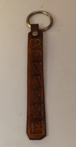 Personalisierter Leder Schlüsselanhänger, Gravur, Handarbeit "ROXANNE" - Bild 1 von 2