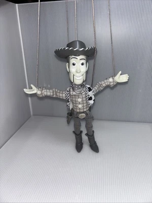 Boneca marionete Disney’s Toy Story Woody preta/branca bom estado usado - Imagem 1 de 4