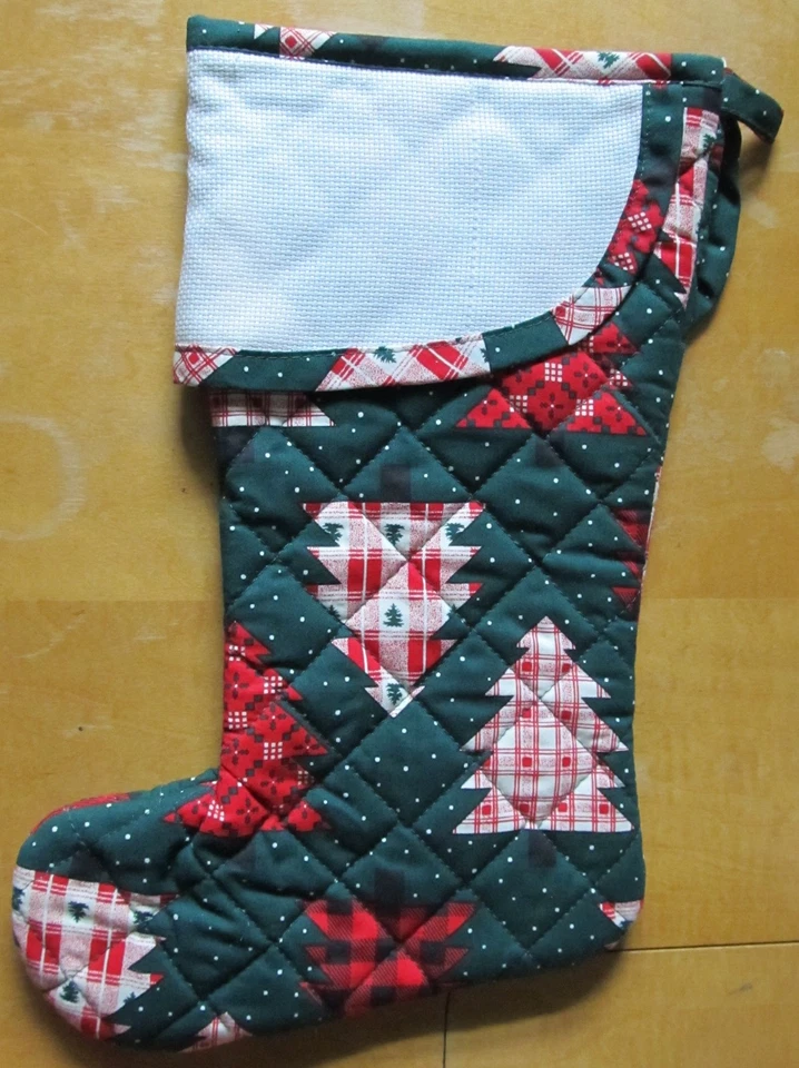 Medias de Navidad Charles Craft punto de cruz rojo a cuadros árbol verde 16" diagonal Foto 1 de 1