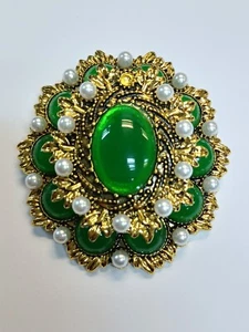 Hermoso Broche Prendedor Estilo Vintage Filigrana Dorado Pl Perlas Blancas Cabujón Verde - Imagen 1 de 5