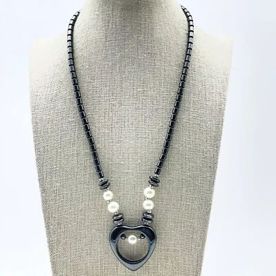 Collar Corazón Cuentas Hematita Imitación Perla Acentos Retro Mod Declaración Foto 1 de 4