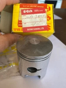 NOS NEW SUZUKI PISTON STD 12110-34101 12110-34100 1972-77 GT 550 INDY - Foto 1 di 3