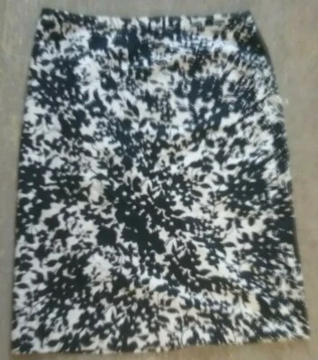 Falda para mujer Old Navy con estampado en blanco y negro talla 6 Foto 1 de 4