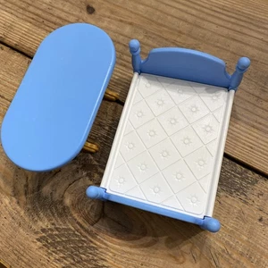 Vintage LITTLE TIKES Grand Mansion blaues Doppelbettgestell & Tisch Puppenhaus Spielzeug - Bild 1 von 8