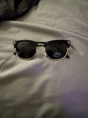 Gafas de sol negras y doradas Foto 1 de 2