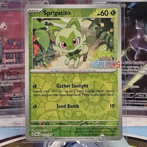 Sprigatito 012/193 Paldea Evolved Horizons Stamped Reverse Holo NM Condition - Foto 1 di 2
