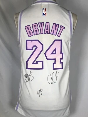 Camiseta feminina Kobe Bryant #24 Adidas autografada Lakers NBA 4Her branca GRANDE - Imagem 1 de 4