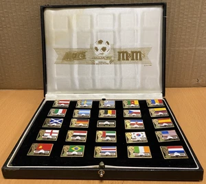 Cofanetto 25 Spille Italia 90 M&M's Mars Mondiali Calcio 1989 Completo - Picture 1 of 6